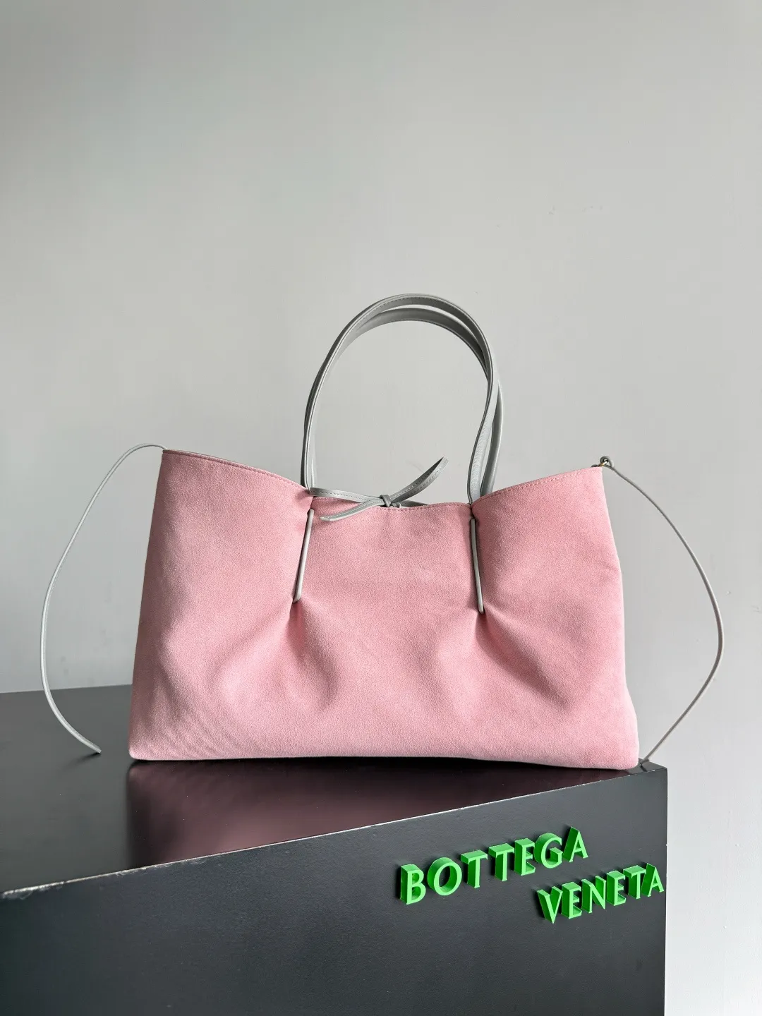 Batch 2660 Bottega Veneta 2025 new product PINACOTECA bag, iconic weaving process, skillfully crafted with 10mm Intrecciato process and equipped with suede lining. Four small strips of leather add character to the design and make the bag more stable. Relaxed yet sophisticated, casual yet refined, suede lining and double-sided design, suitable for shoulder and hand carry. The four straps can be adjusted into different shapes. One pack can be switched between two uses, easily integrating into your daily rhythm. Style number: 817166 Size: 43*23*17.5cm
